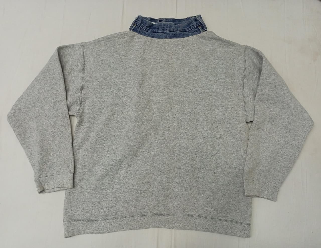 CR887 Upcycled Denim-Collar Graues Sweatshirt