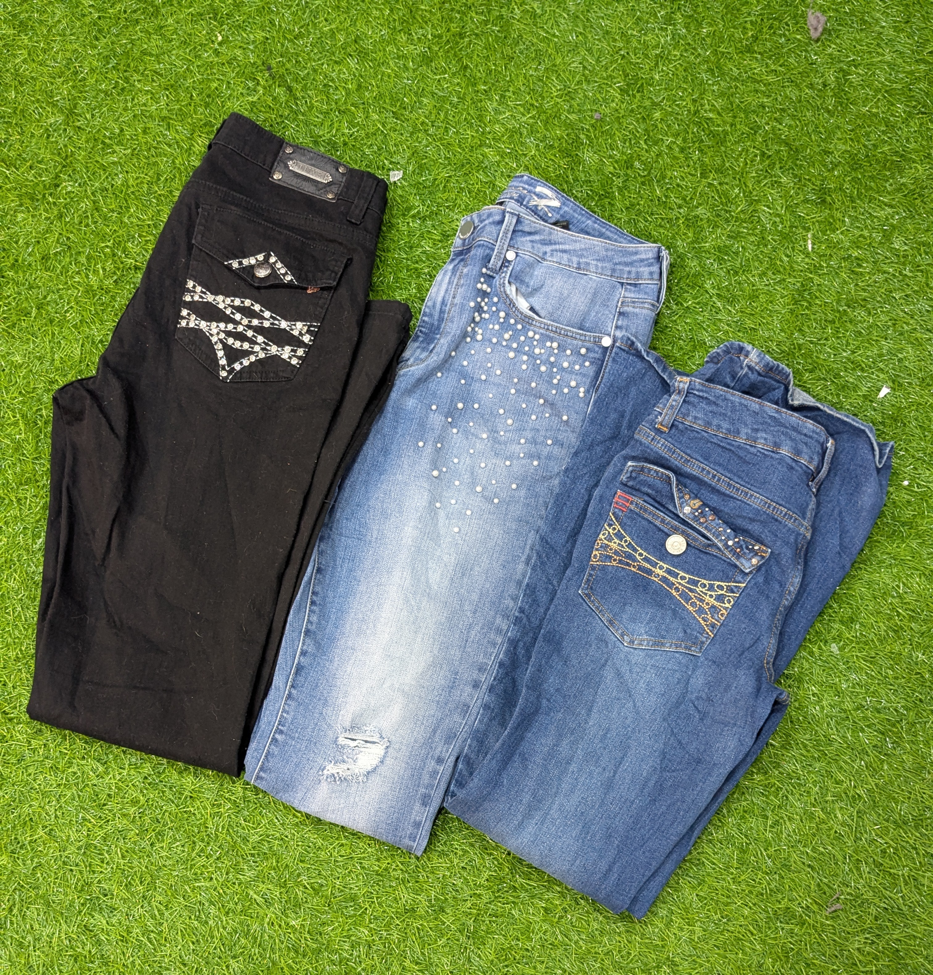 1049 - Jeans com Bordado Flare e Retos