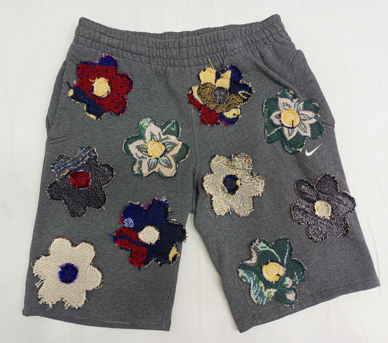 CR896 Upcycled Mix Branded Shorts mit Blumenmuster..