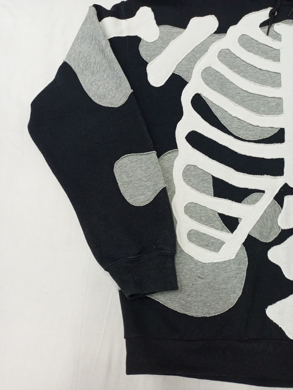 CR905 Sweat à capuche en patch de marque mélangé upcyclé – Unisexe