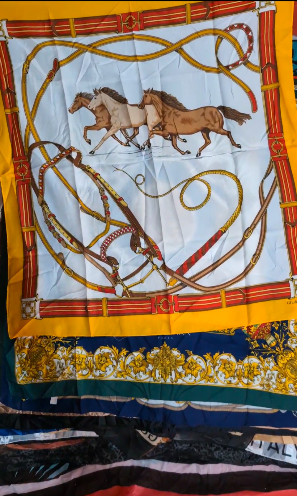 Seiden- und Polyester-Schals