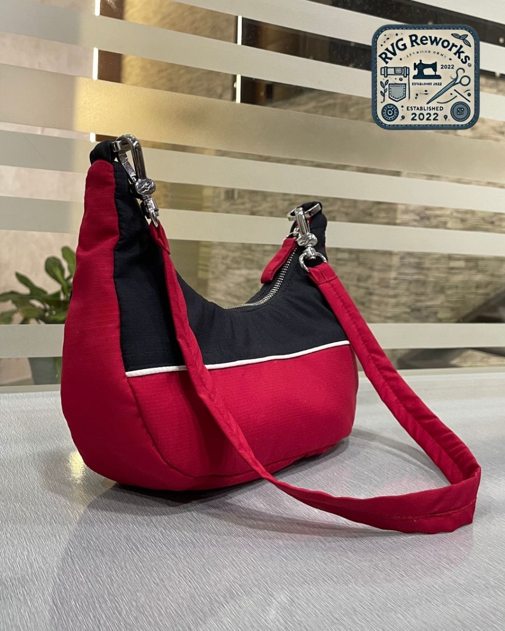 Upcycelte y2k Sportliche Schultertasche