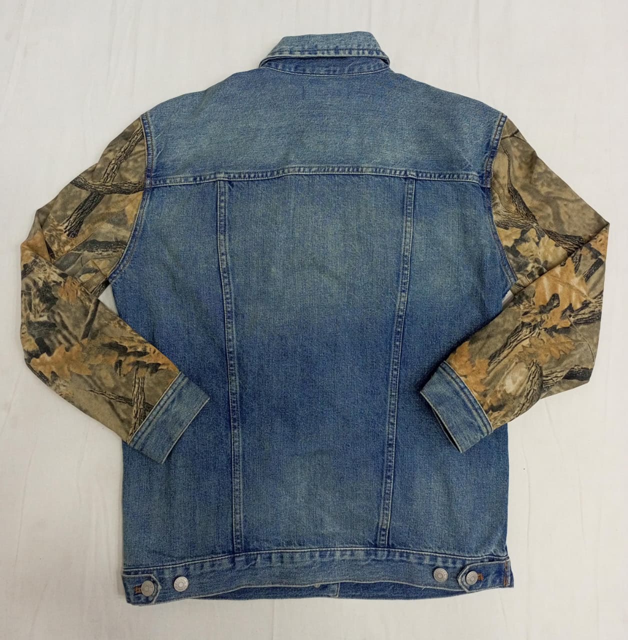 Veste en denim patiné CR954 à motifs camouflage