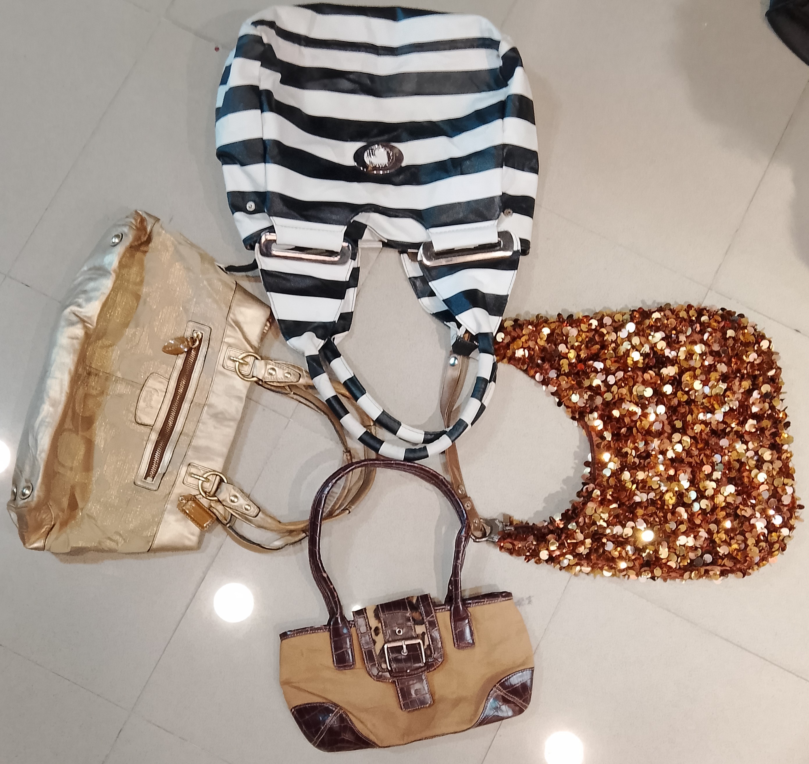 Designer Taschen Marke. Coach, Guess usw.