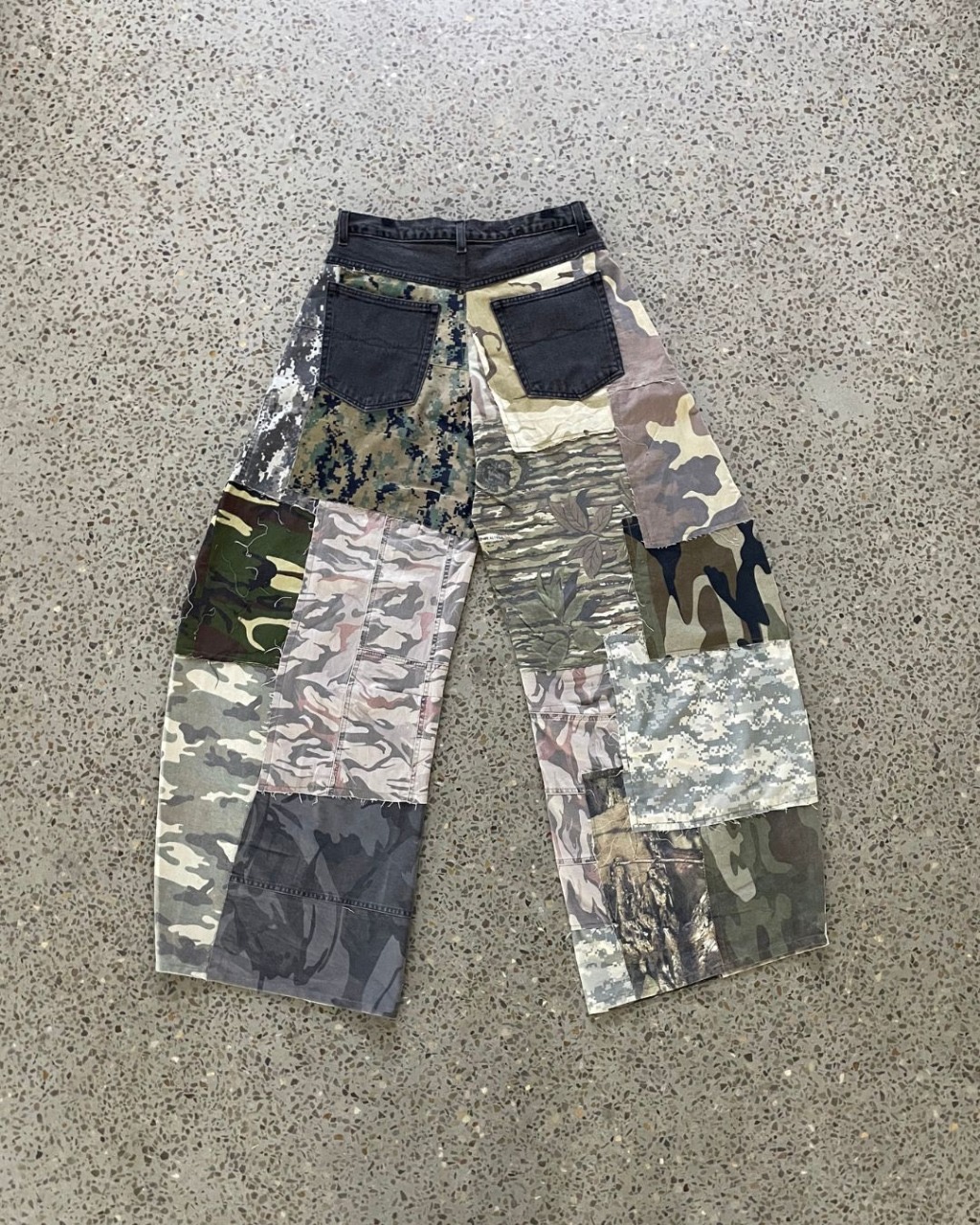 Wiederverwertete Multi-Camo Patchwork-Hosen