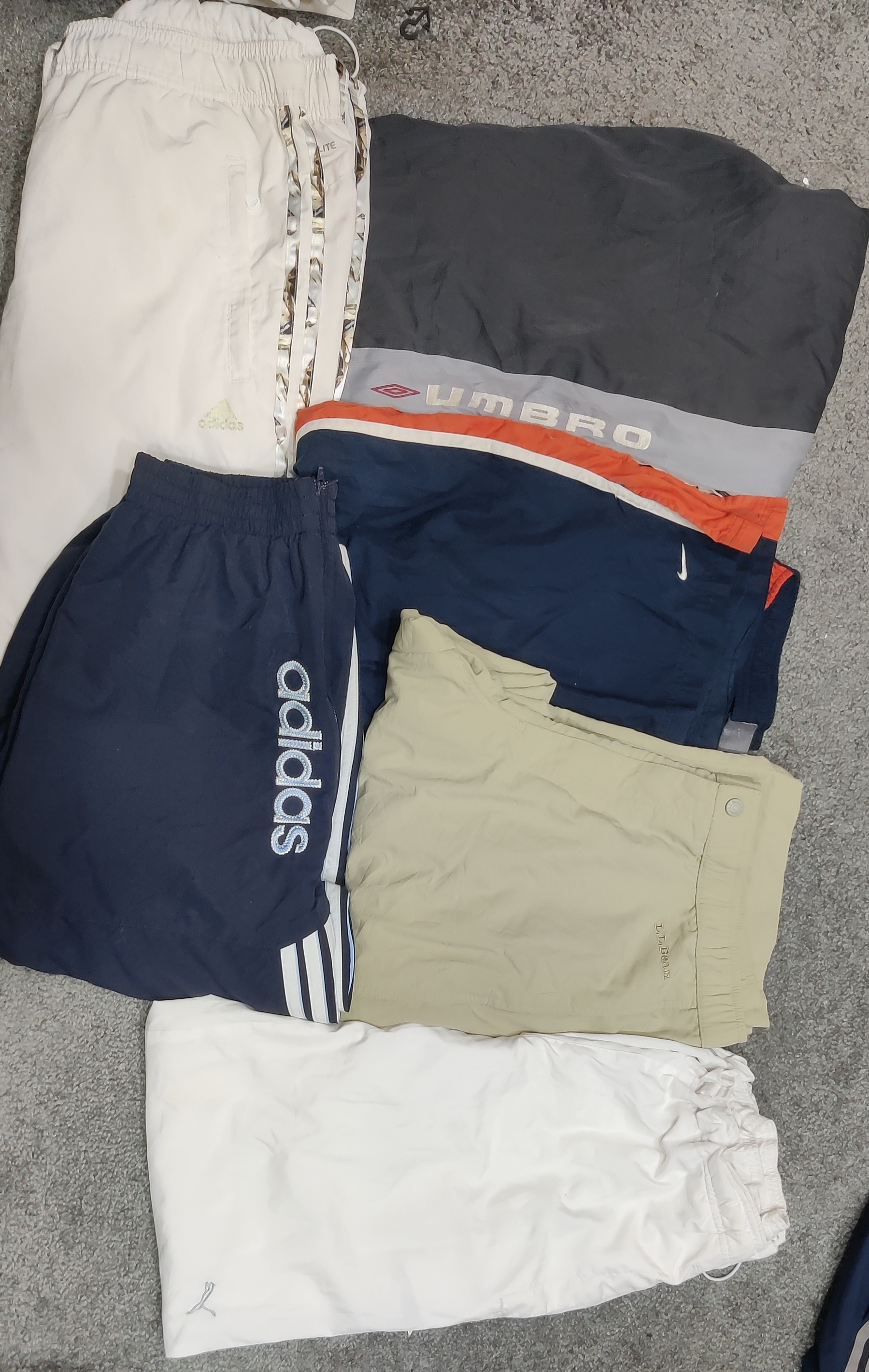 トラックパンツ