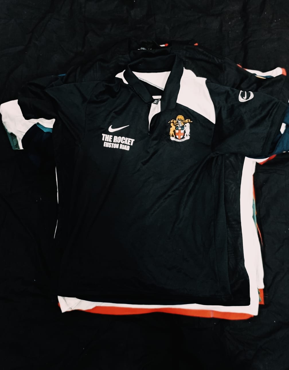 T-shirts authentiques de football