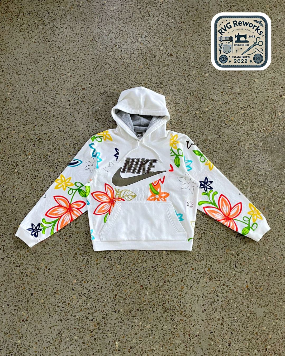 Pull à capuche Nike en patchwork floral recyclé