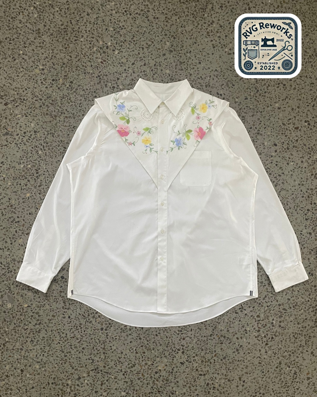 Upcycled Bestickte Yoke Button-Down Hemd