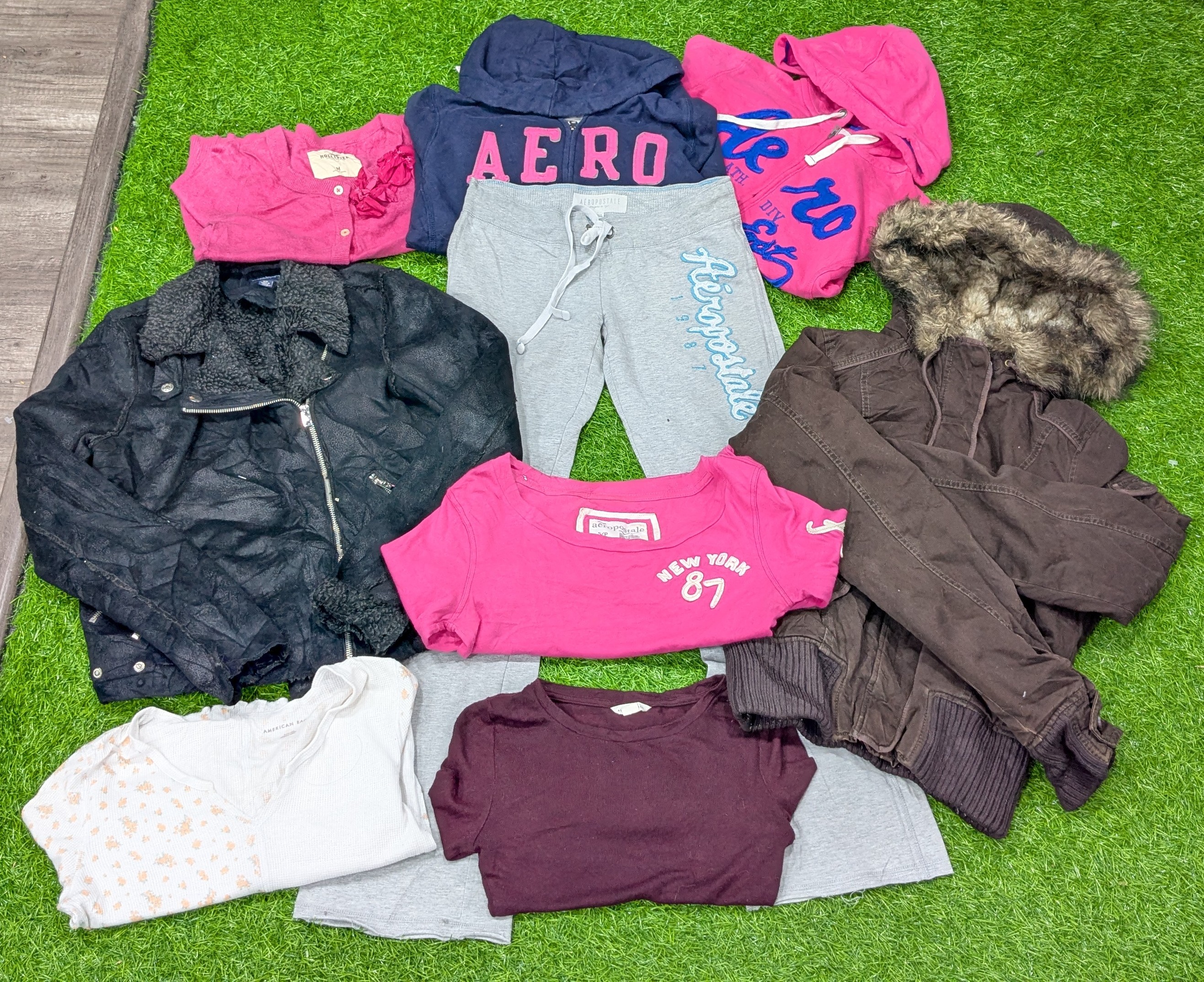 アメリカンイーグル、エアロポスタル、ホリスター&アバクロンビーのトラウザー、フーディー、ジャケット&ロングスリーブTシャツ