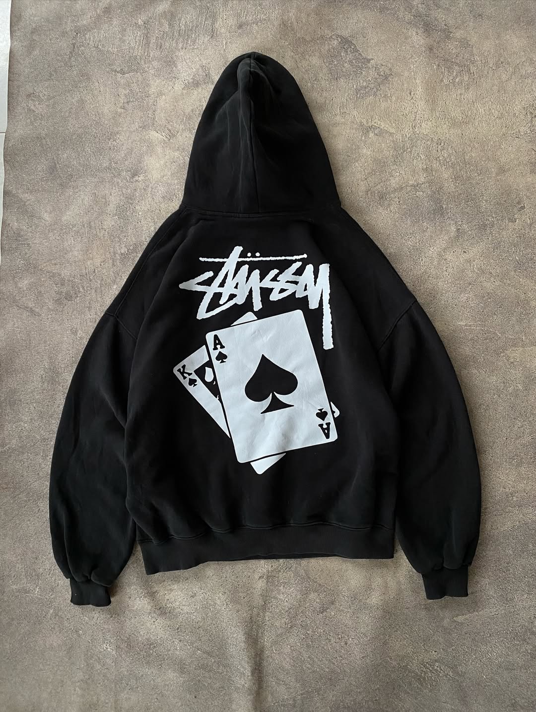 Pull à capuche en molleton à cartes de style retravaillé Stussy