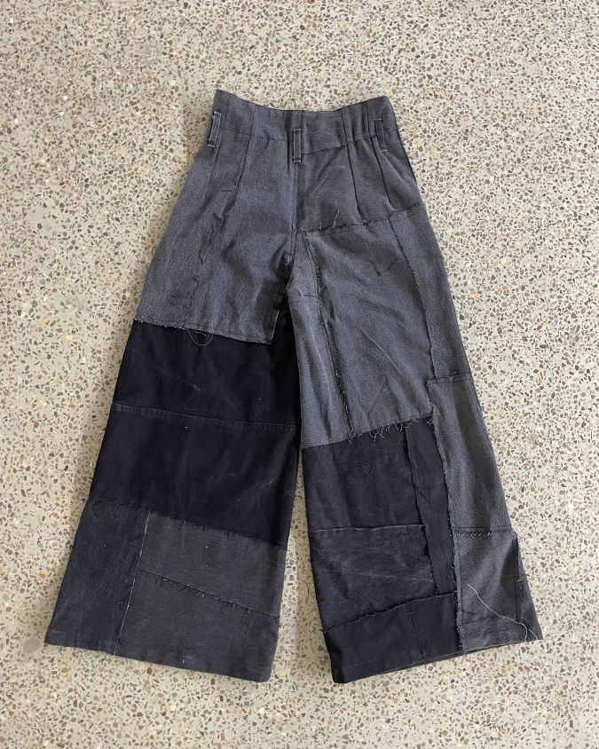 Pantaloni in denim patchwork a gamba larga riciclati