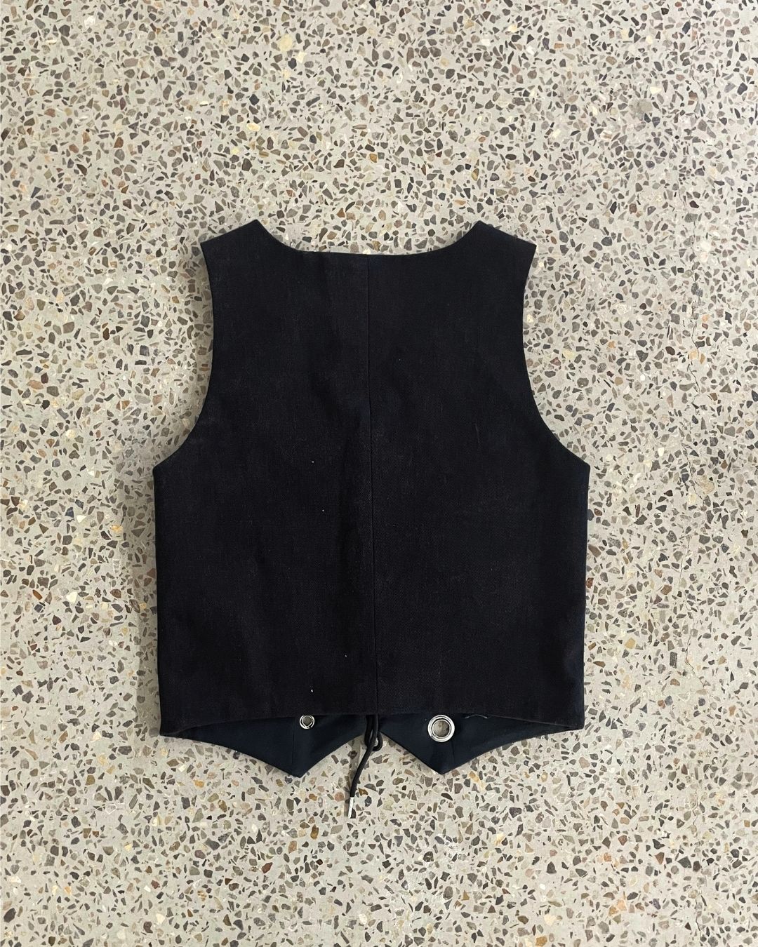 Colete de Denim com Ilhoses Upcycled