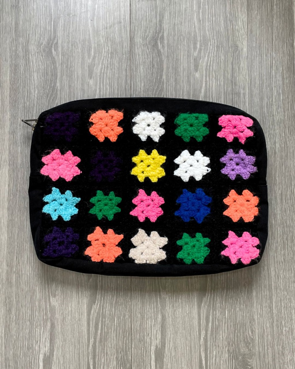 Custodia per laptop all'uncinetto riciclata