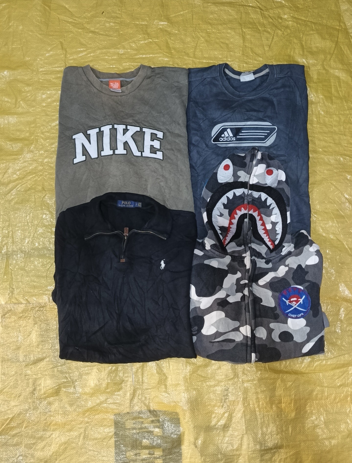 バスキングエイプとミックスブランドのスウェットシャツ