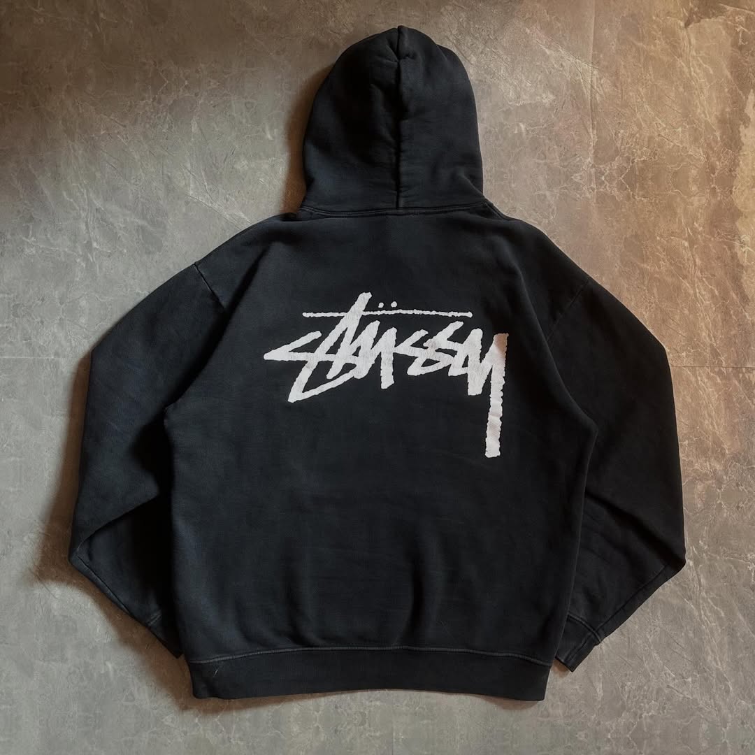 Pull à capuche noir retravaillé par Stussy