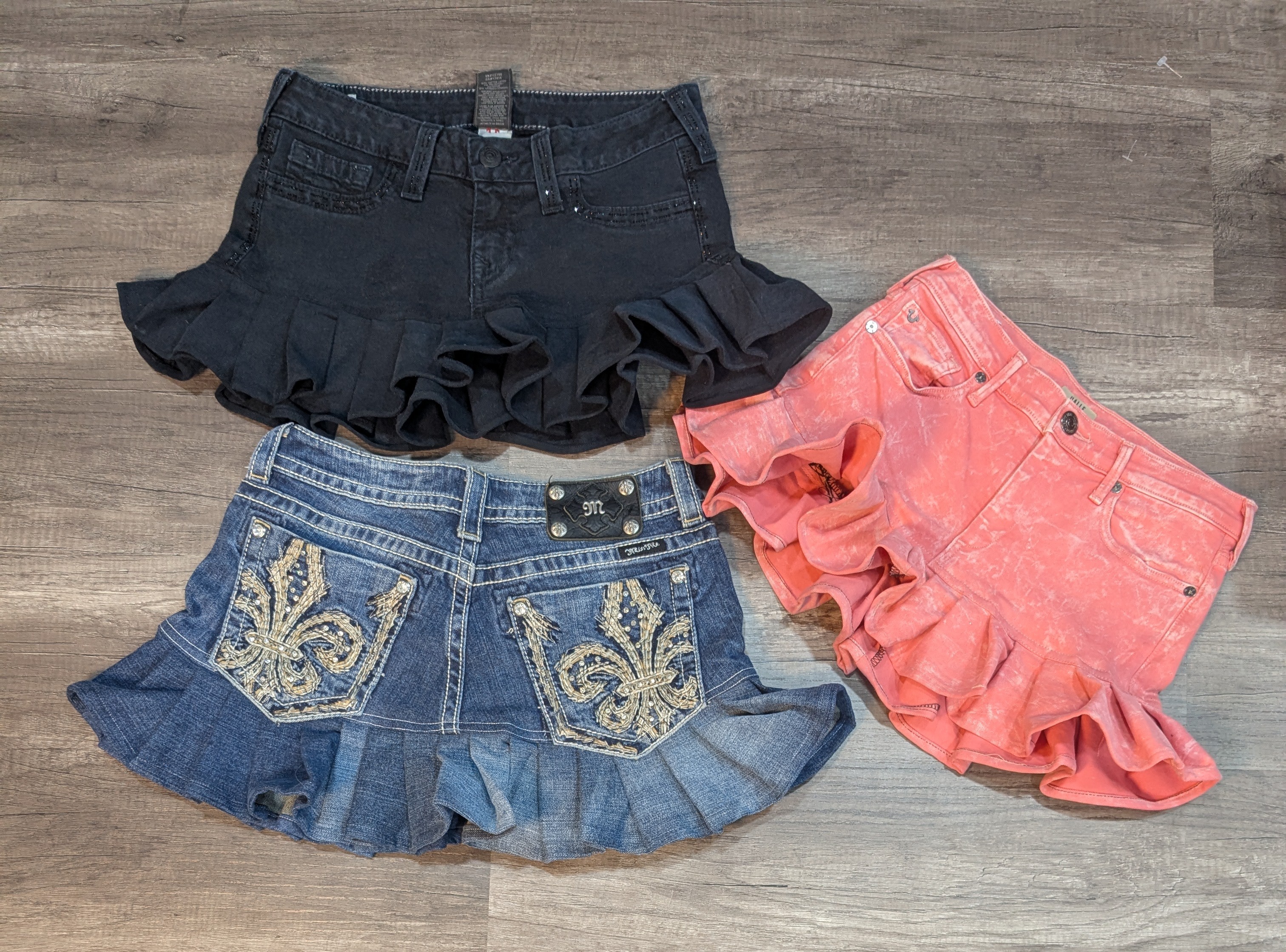 1402 - Jupes en denim True Religion, Miss me et Rock Revival revalorisées