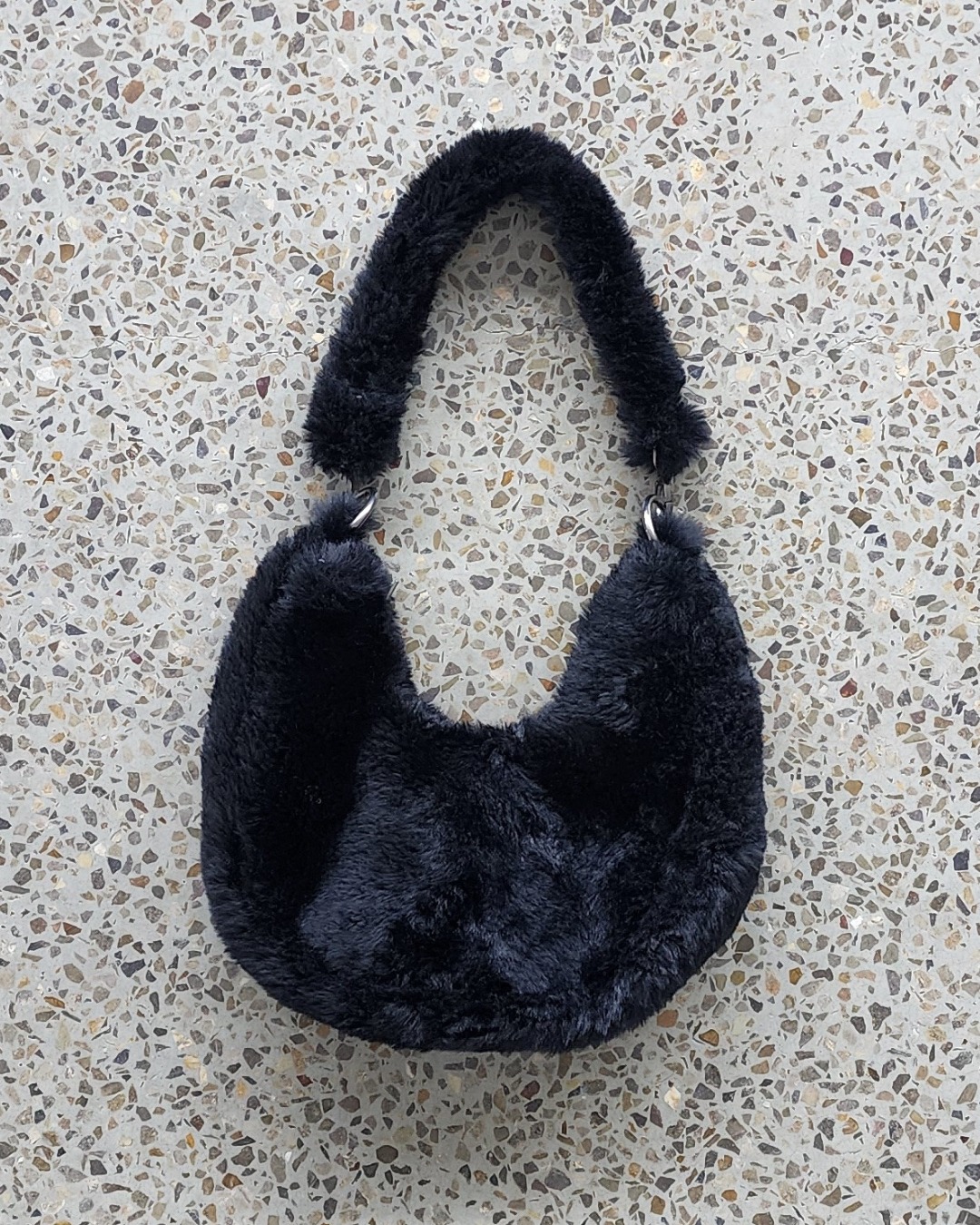 Borsa a spalla a mezzaluna in peluche riciclato