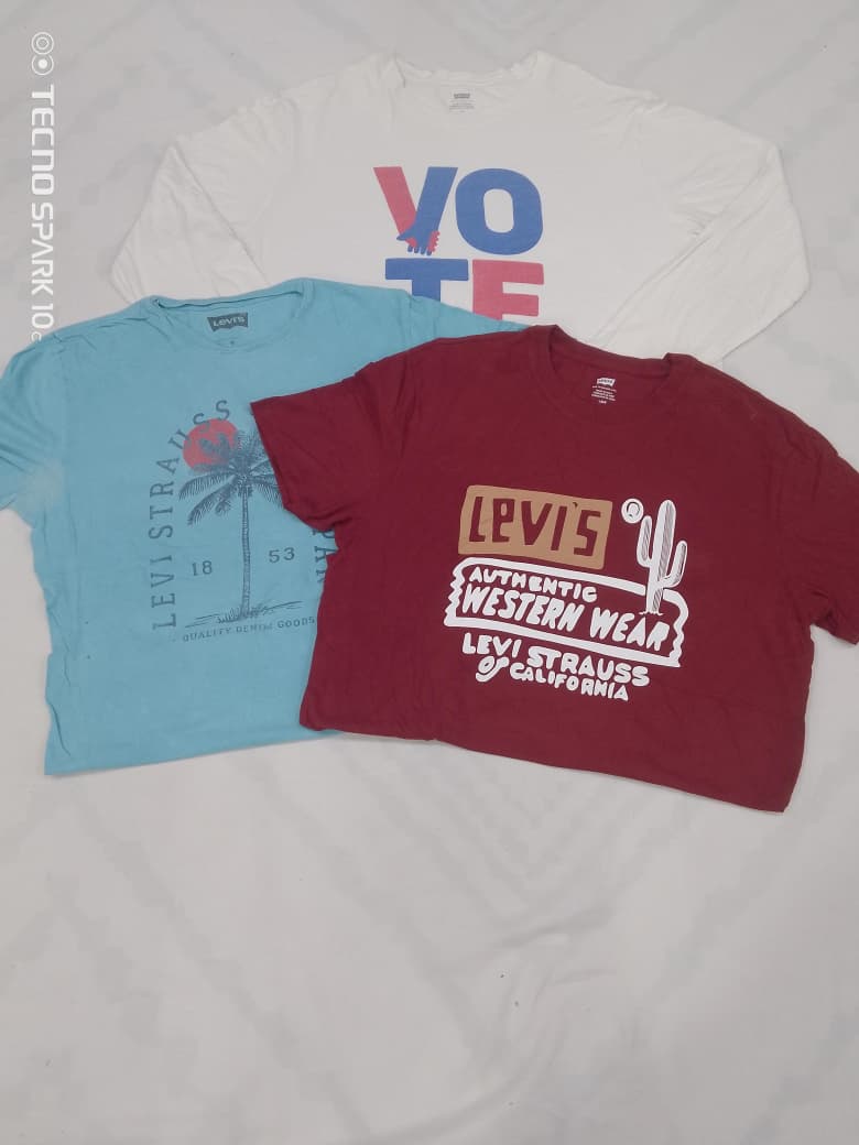 CRZ1111  Levi's T-Shirt