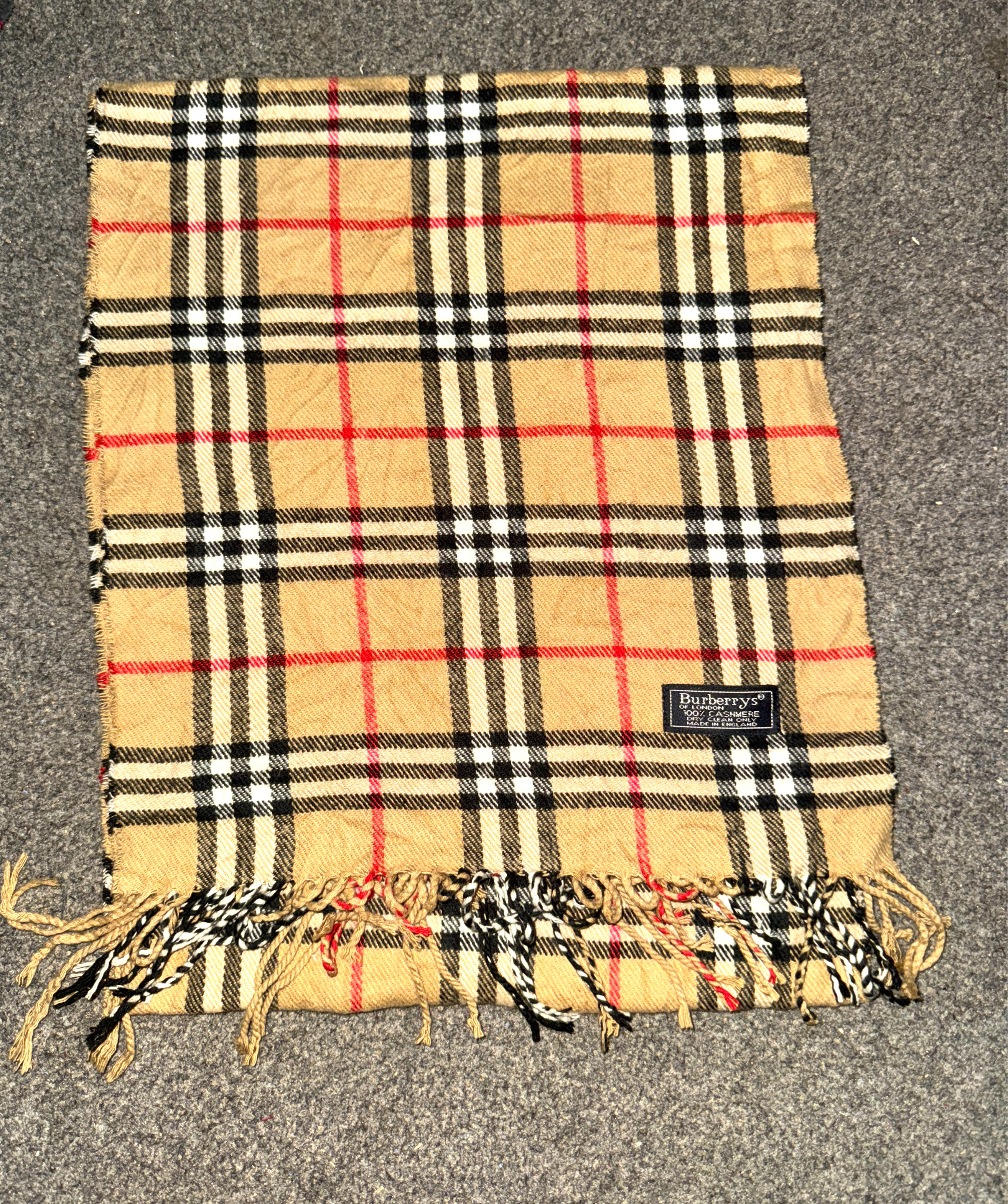 ベージュのバーバリーのスカーフ