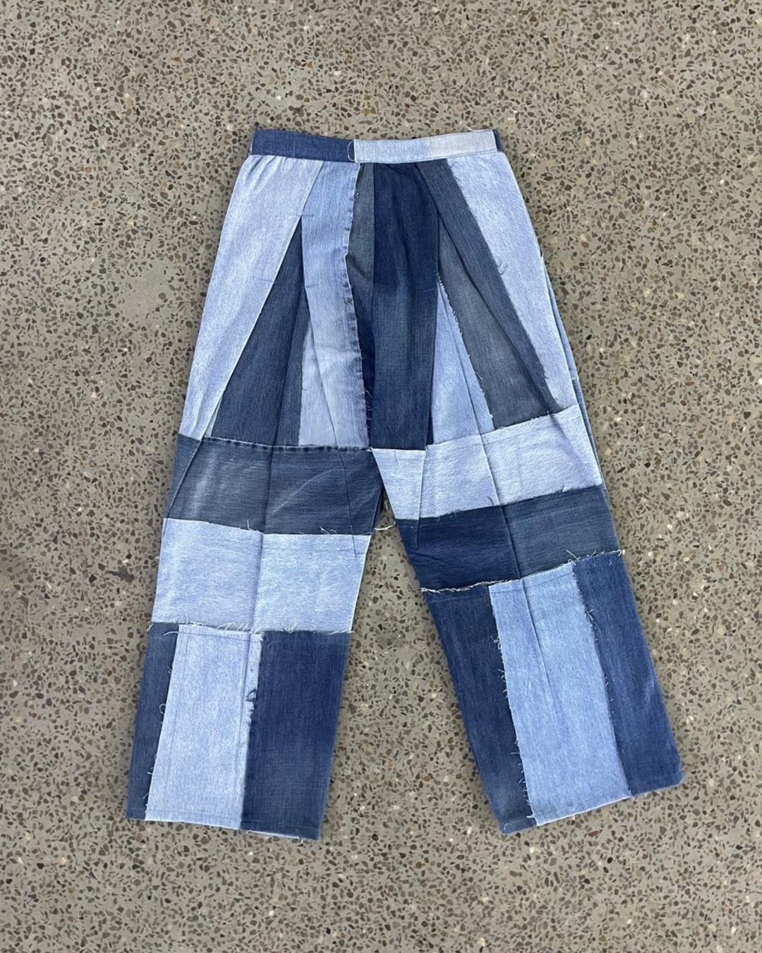 Pantalones de parcheo plisados de denim reciclado