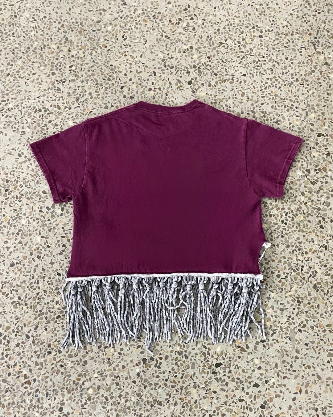 T-shirt ripassata con orlo frangiato Y2K upcycled