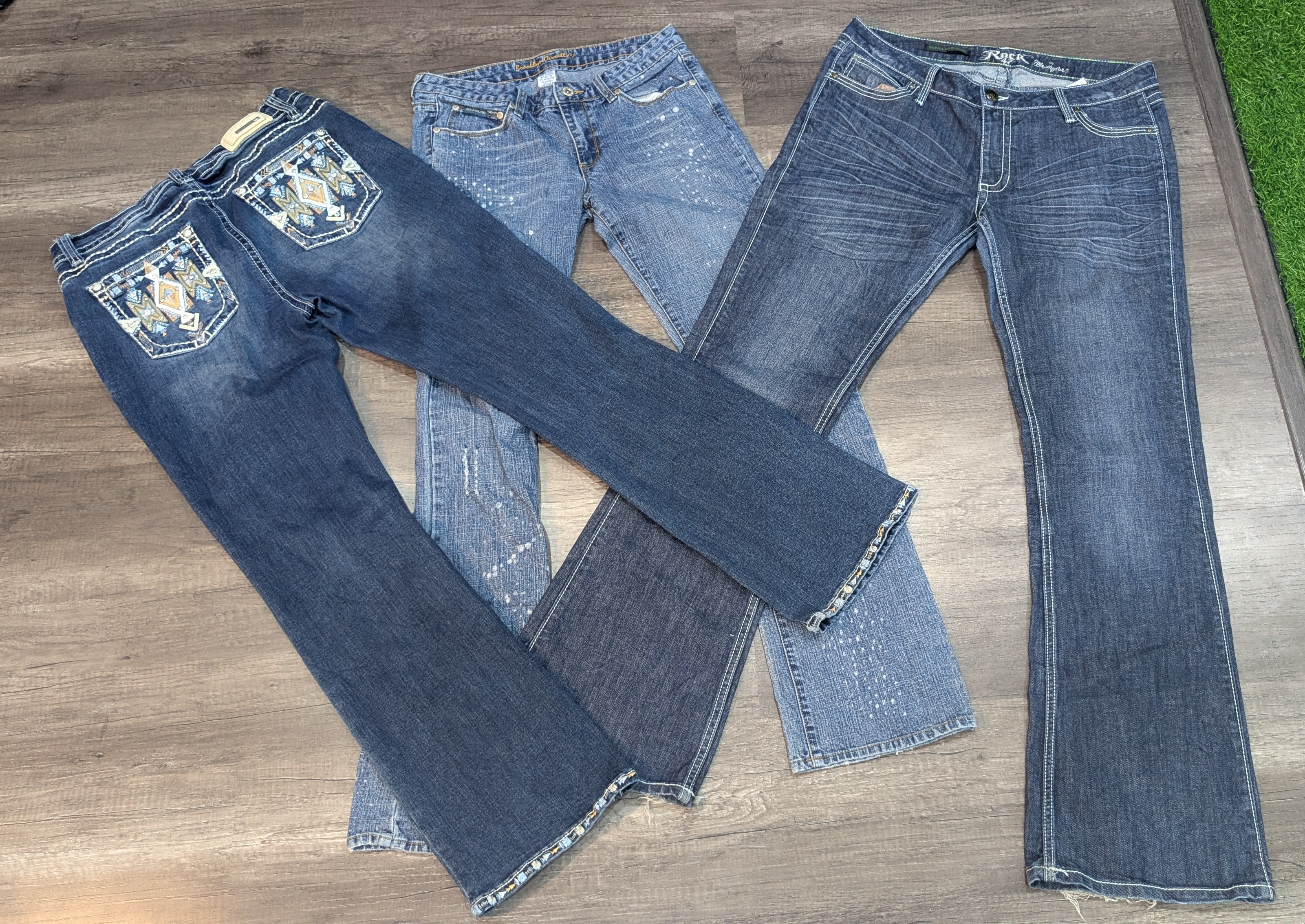 1576 - Jeans flare et droits style broderie