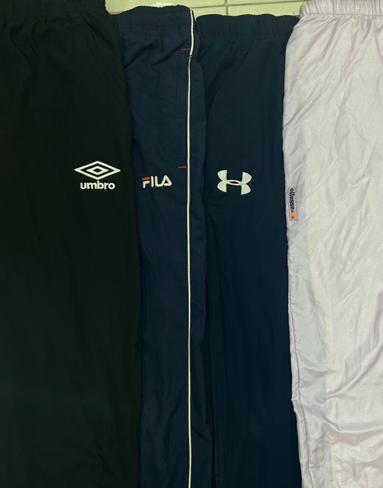 Pantaloni sportivi a brand misto