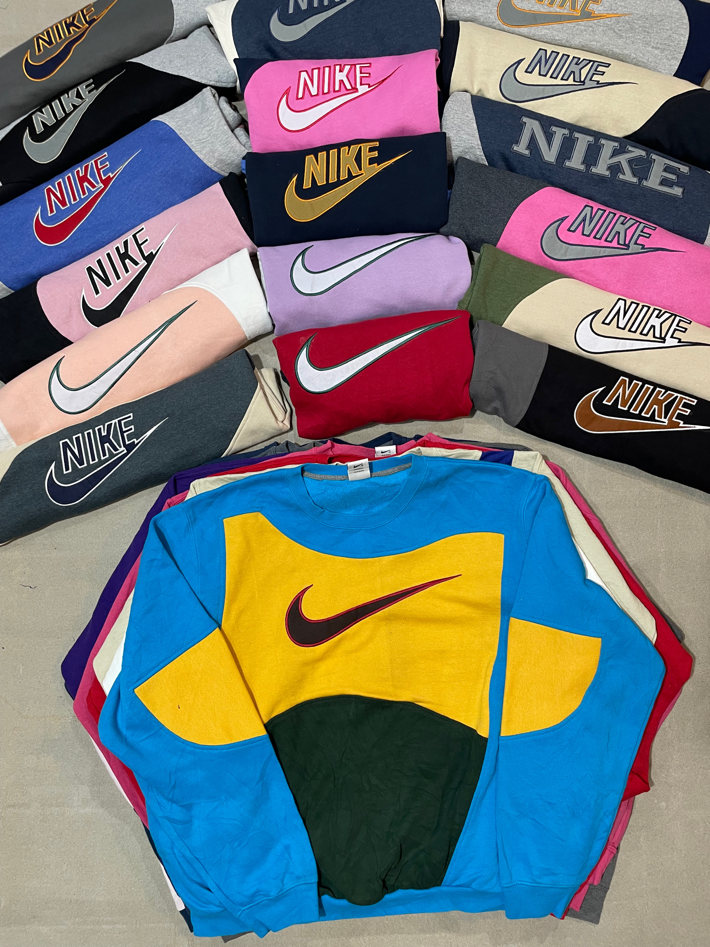 Nike ha rielaborato le felpe crewneck patchwork #2012