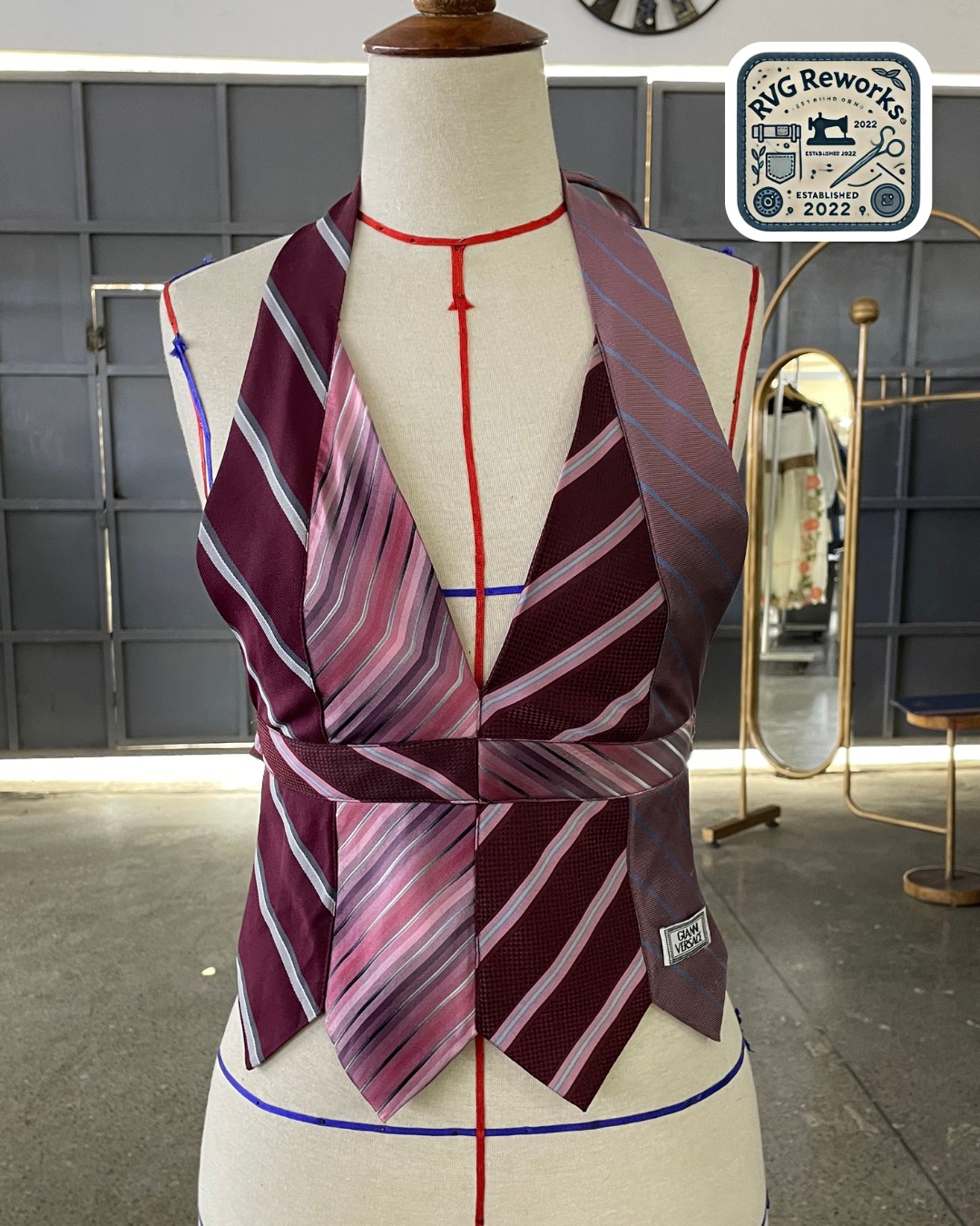 アップサイクルされた紫のタイコルセットベスト