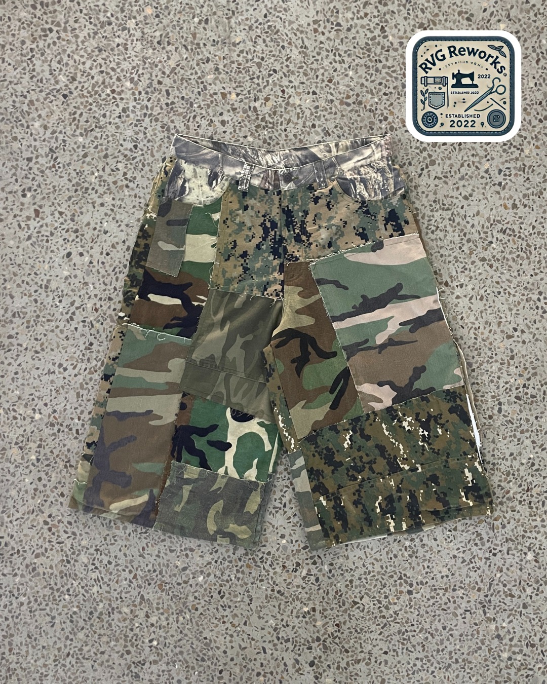 Shorts in patchwork camo riciclati
