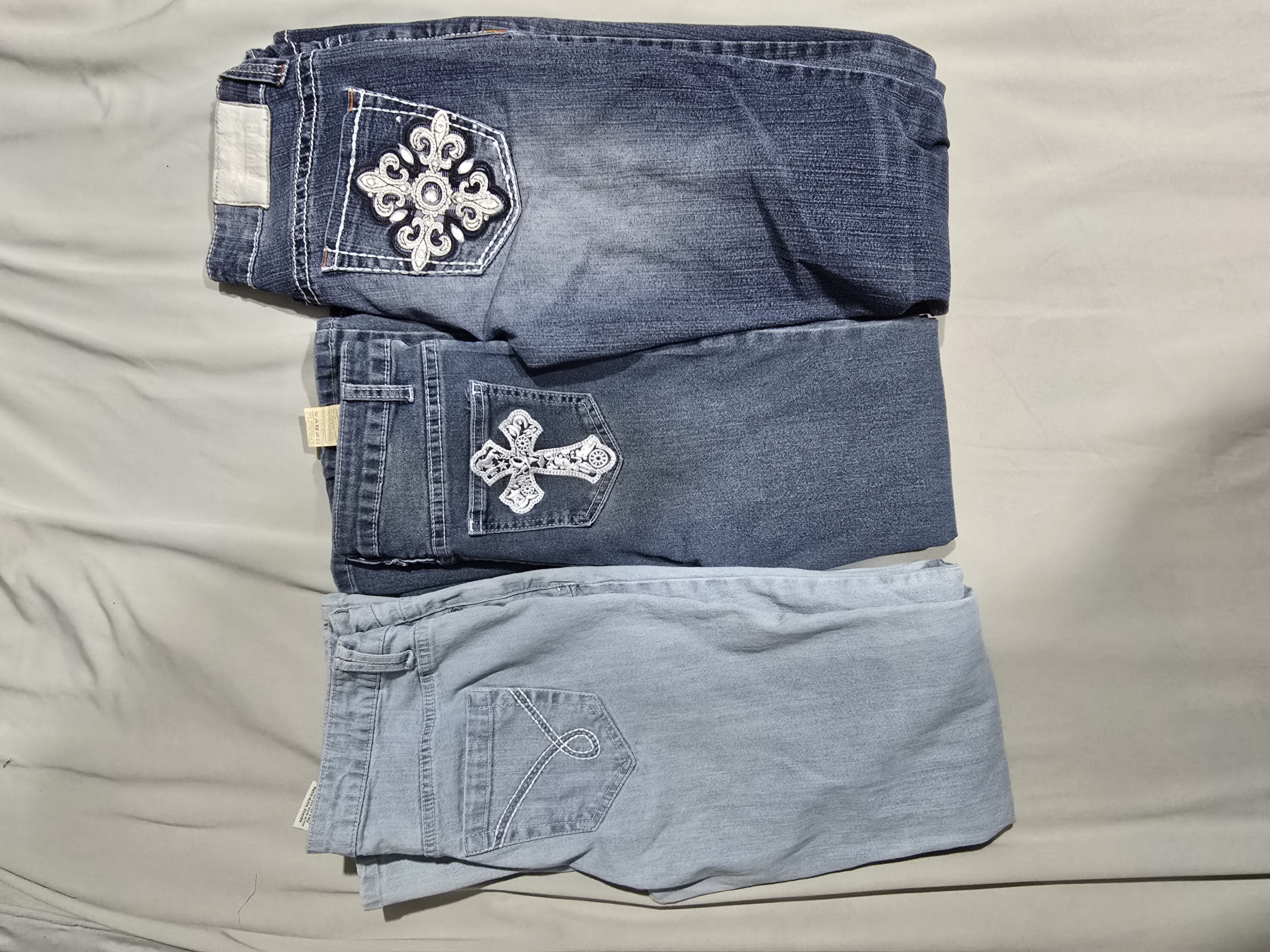 Jeans Y2K évasés/coupe bottleneck et jeans embellis/brodés