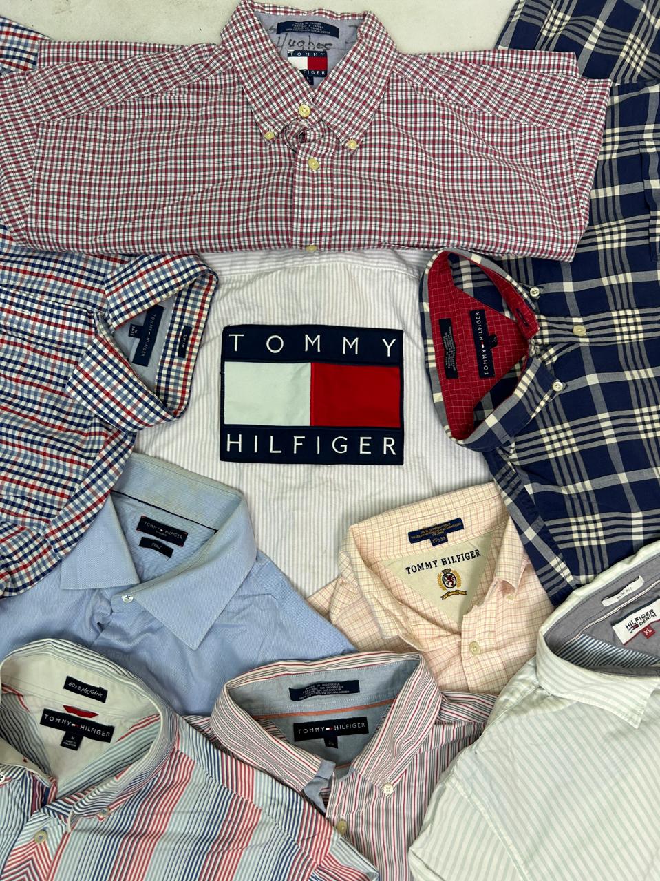 トミー・ヒルフィガーのボタンアップシャツ