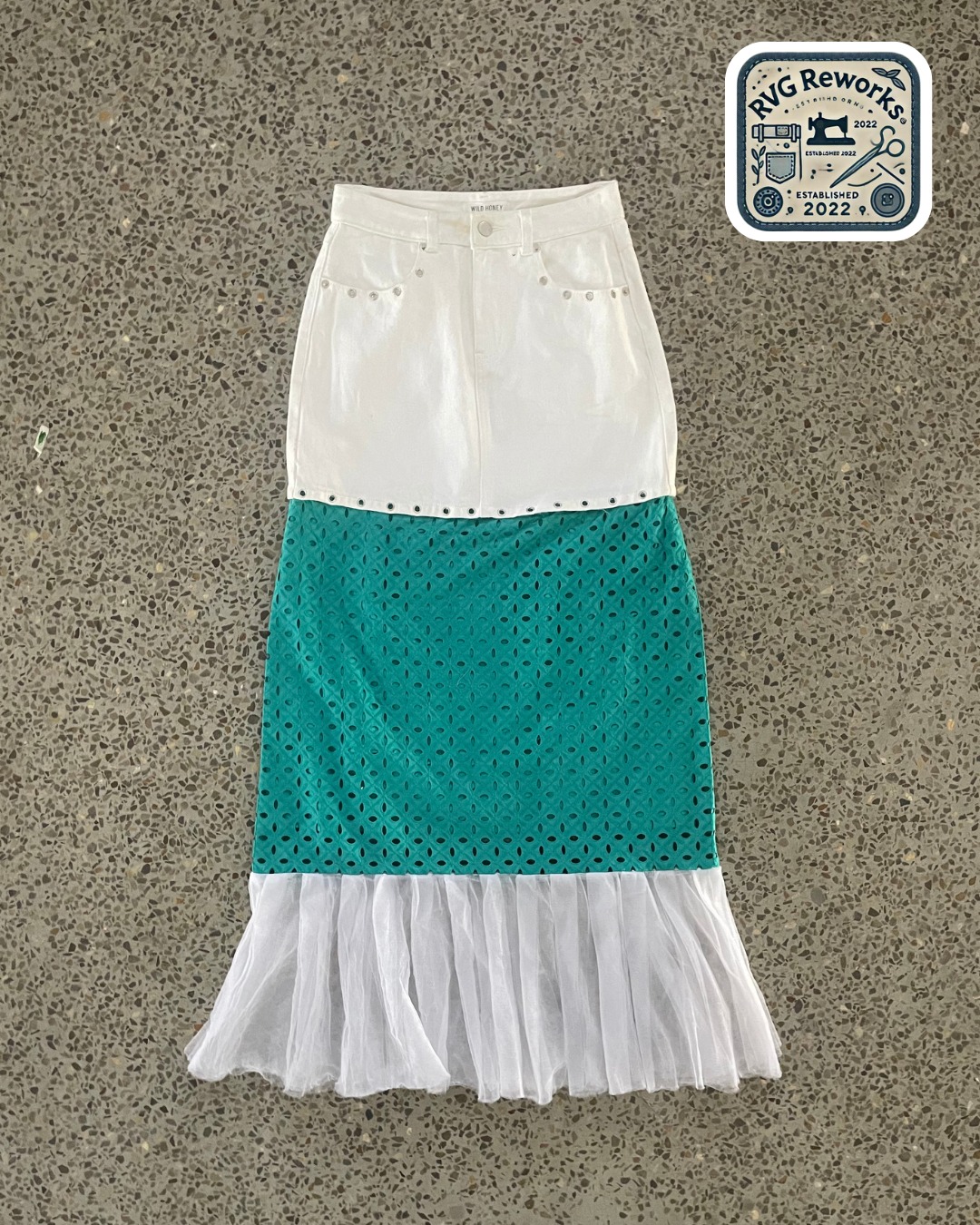 Jupe maxi en denim recyclé à œillets et volants