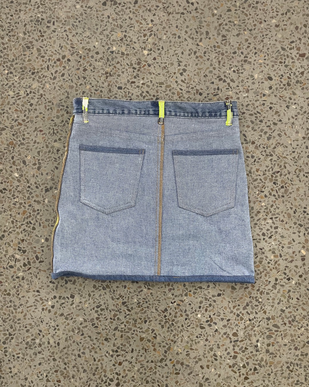 Jupe mini cargo camouflage en denim upcyclé