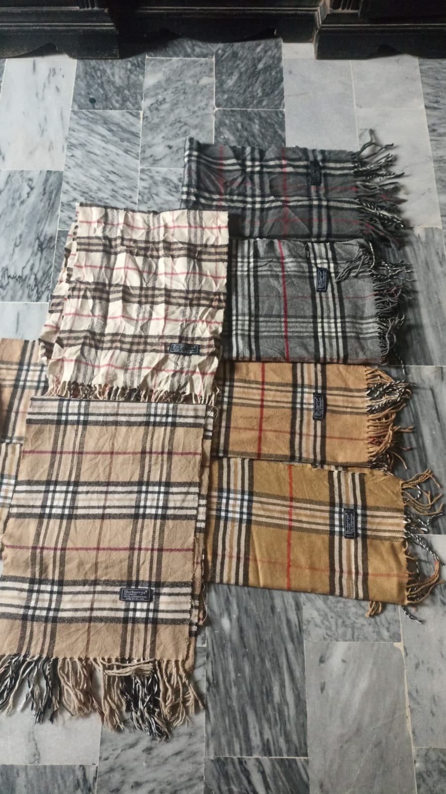 「バーバリー スカーフ ベージュ色」