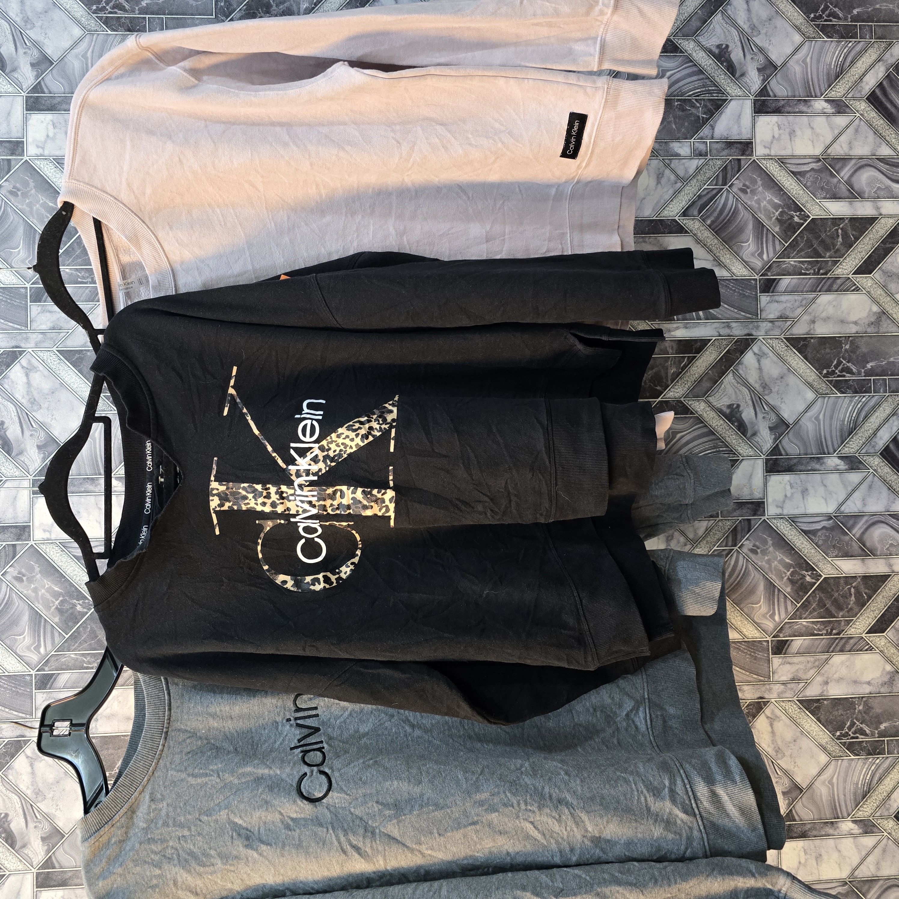 AV-0563 カルバン・クライン スウェットシャツとフーディ