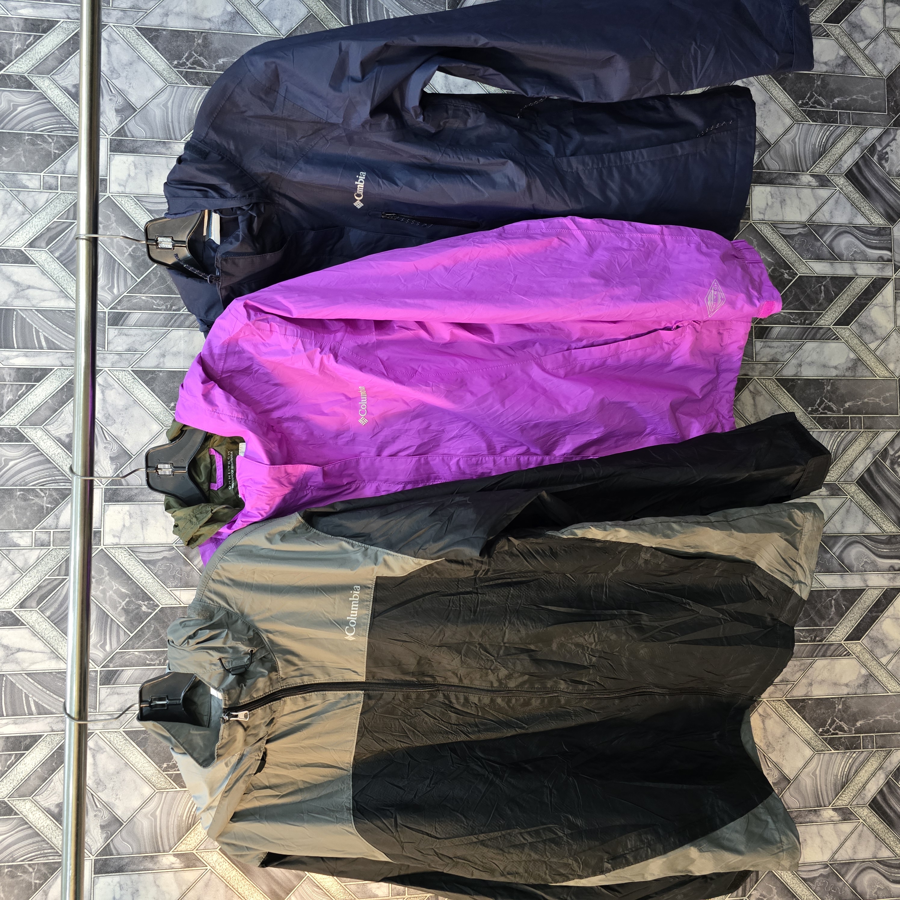 AV-0578 Columbia Windbreakers