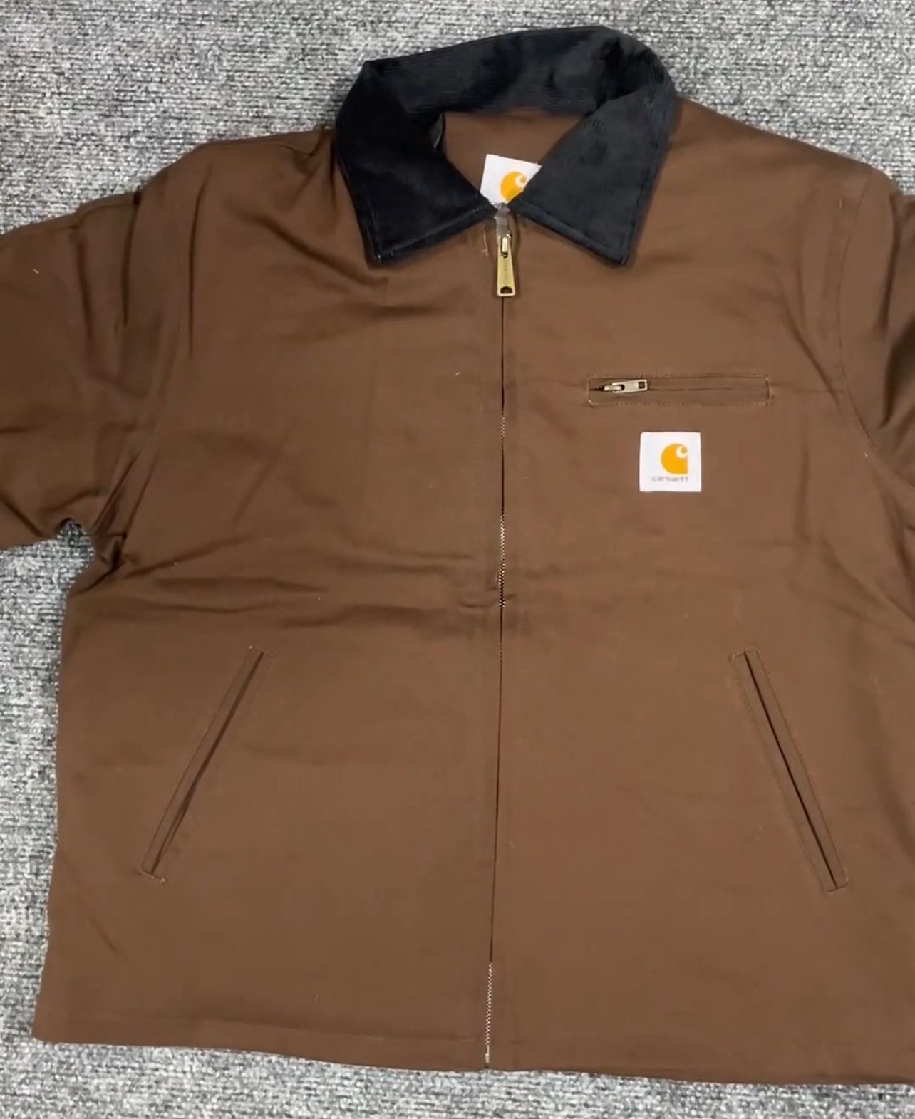 「リワークスタイルのカーハート デトロイトジャケット」
