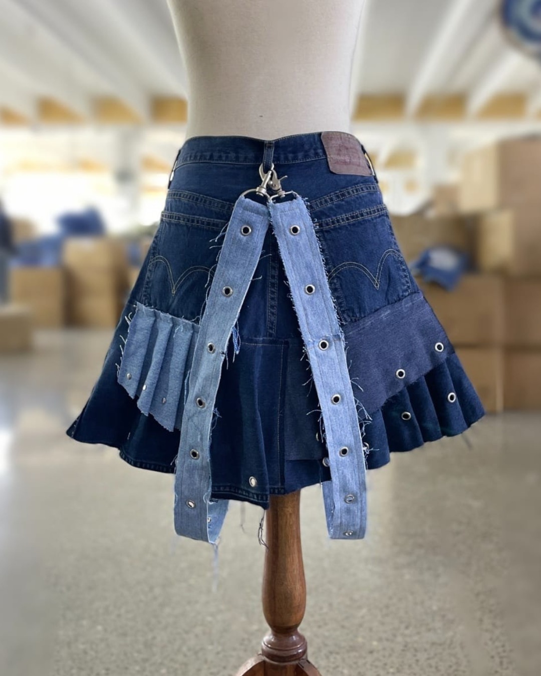 Jupe mini en denim upcyclé avec bretelles