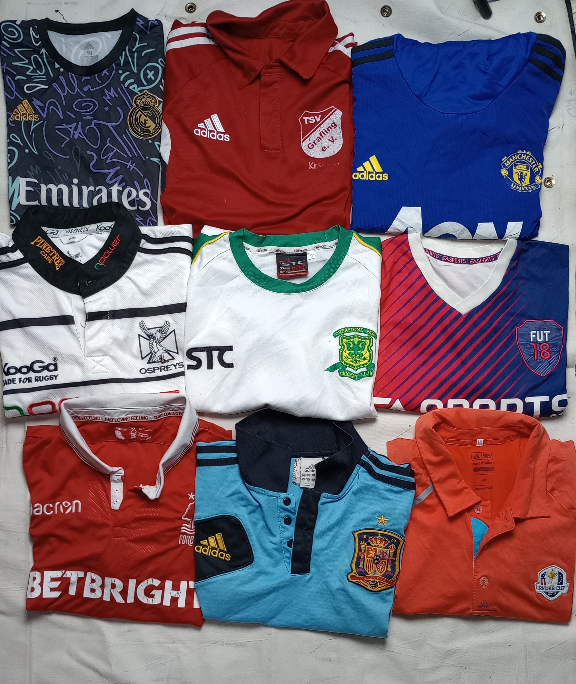 「サッカーのオーセンティックTシャツとラグビーTシャツ」