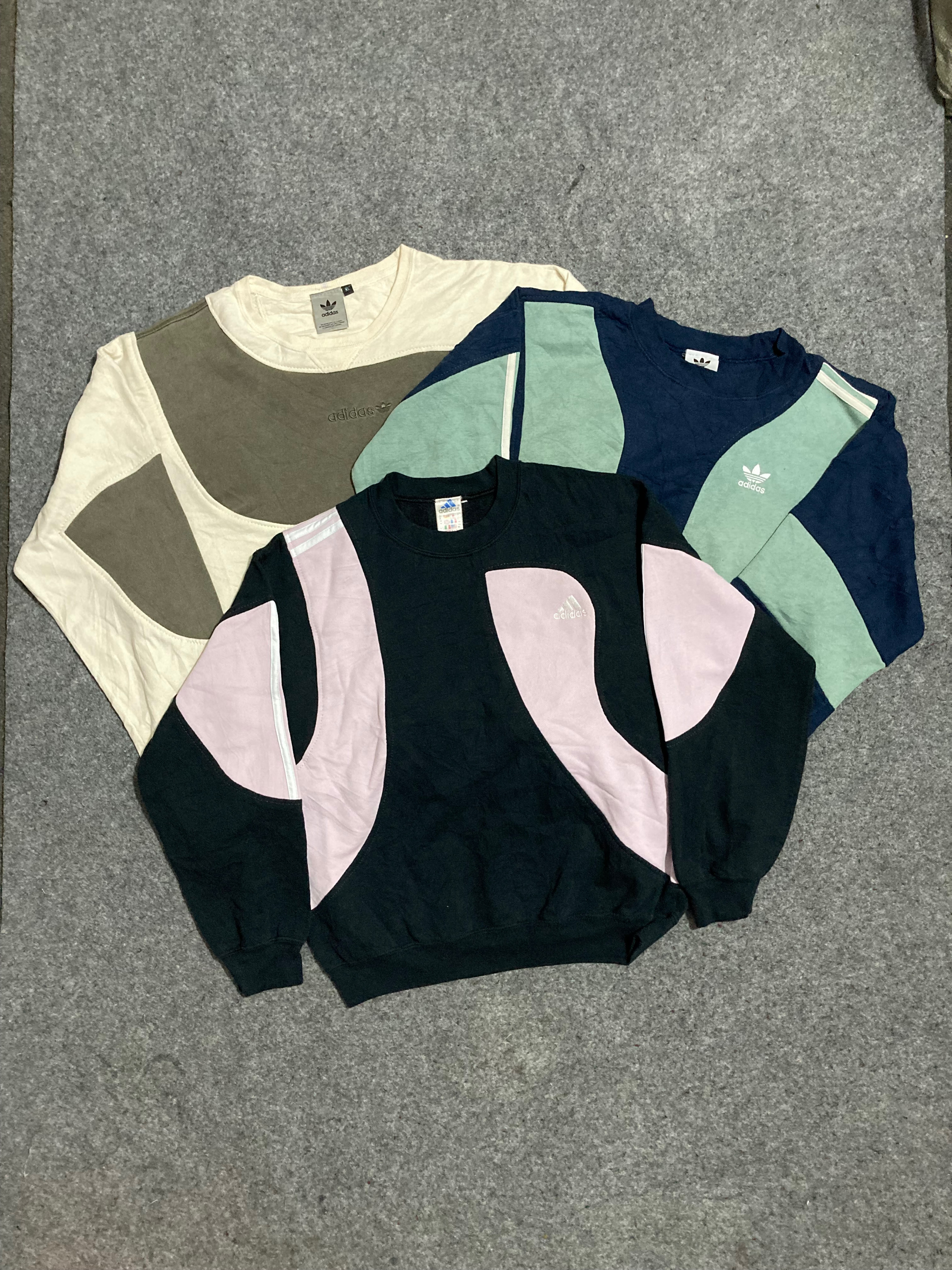 アップサイクルアディダススウェットシャツ