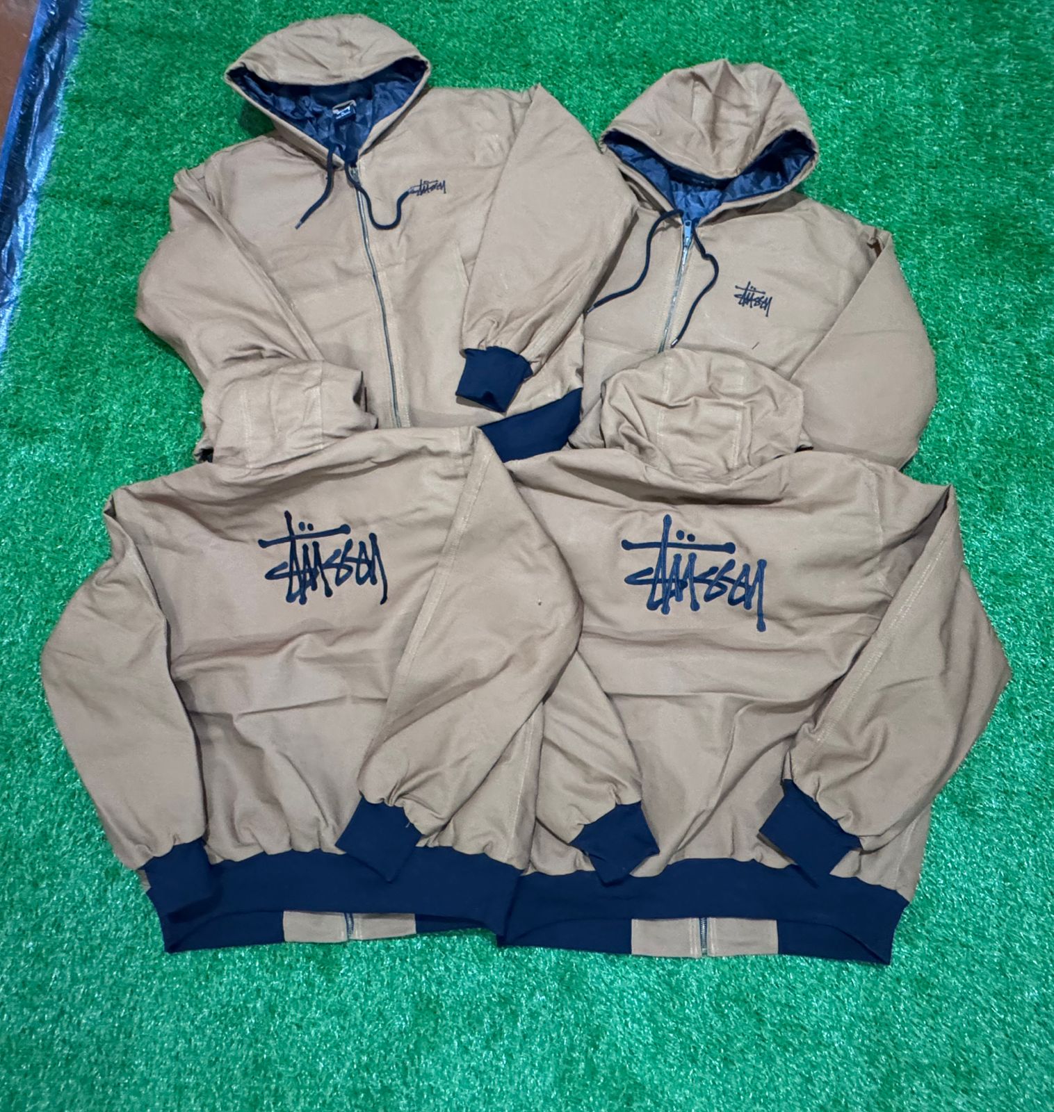 Veste à capuche Stussy tan de style retravaillé.