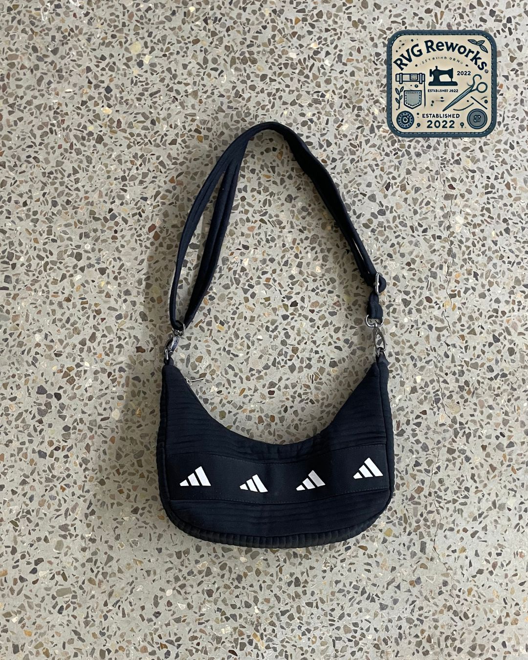 Sac à bandoulière relooké Adidas upcyclé