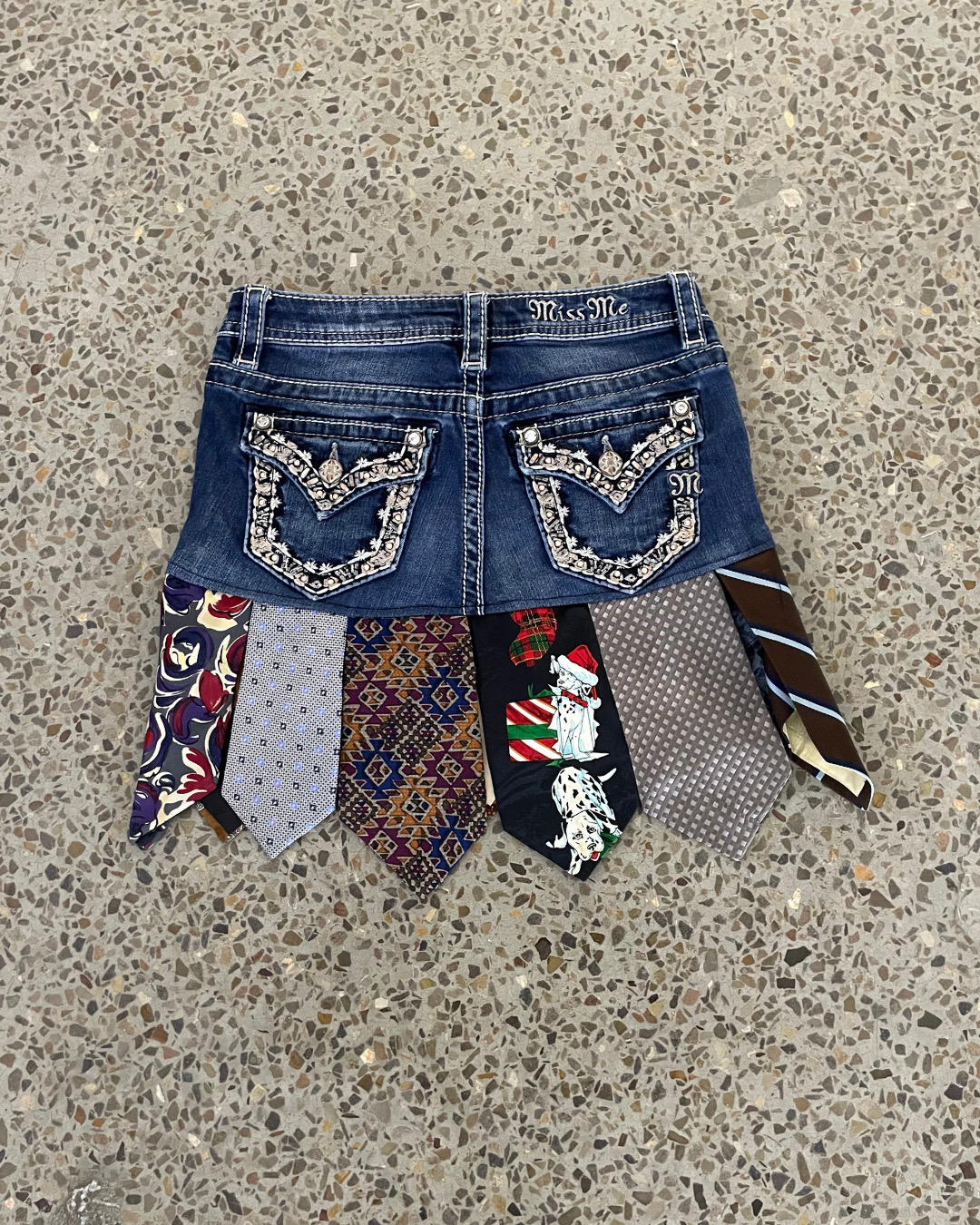 Jupe mini en denim recyclé avec franges