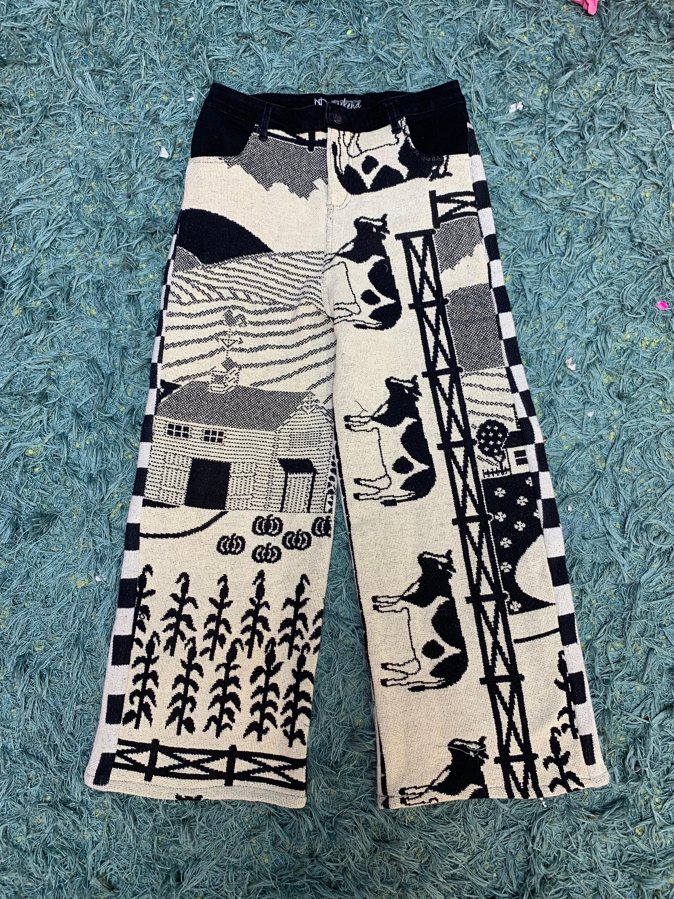 Upcycled Hose mit Wandteppich