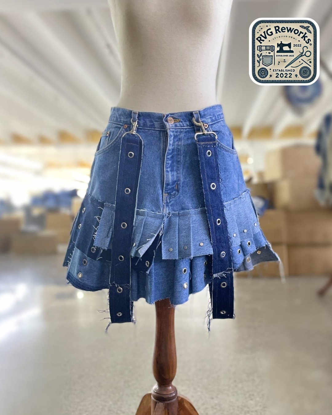 Upcycled Denim-Träger-Minirock