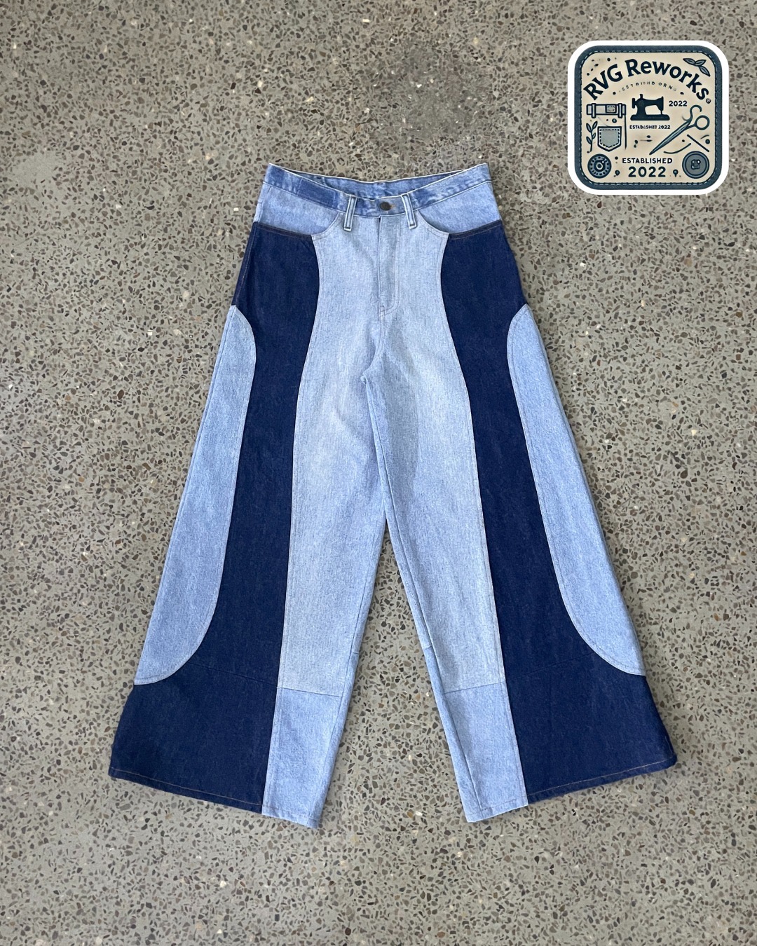 Jeans in denim con pannelli curvi riciclati