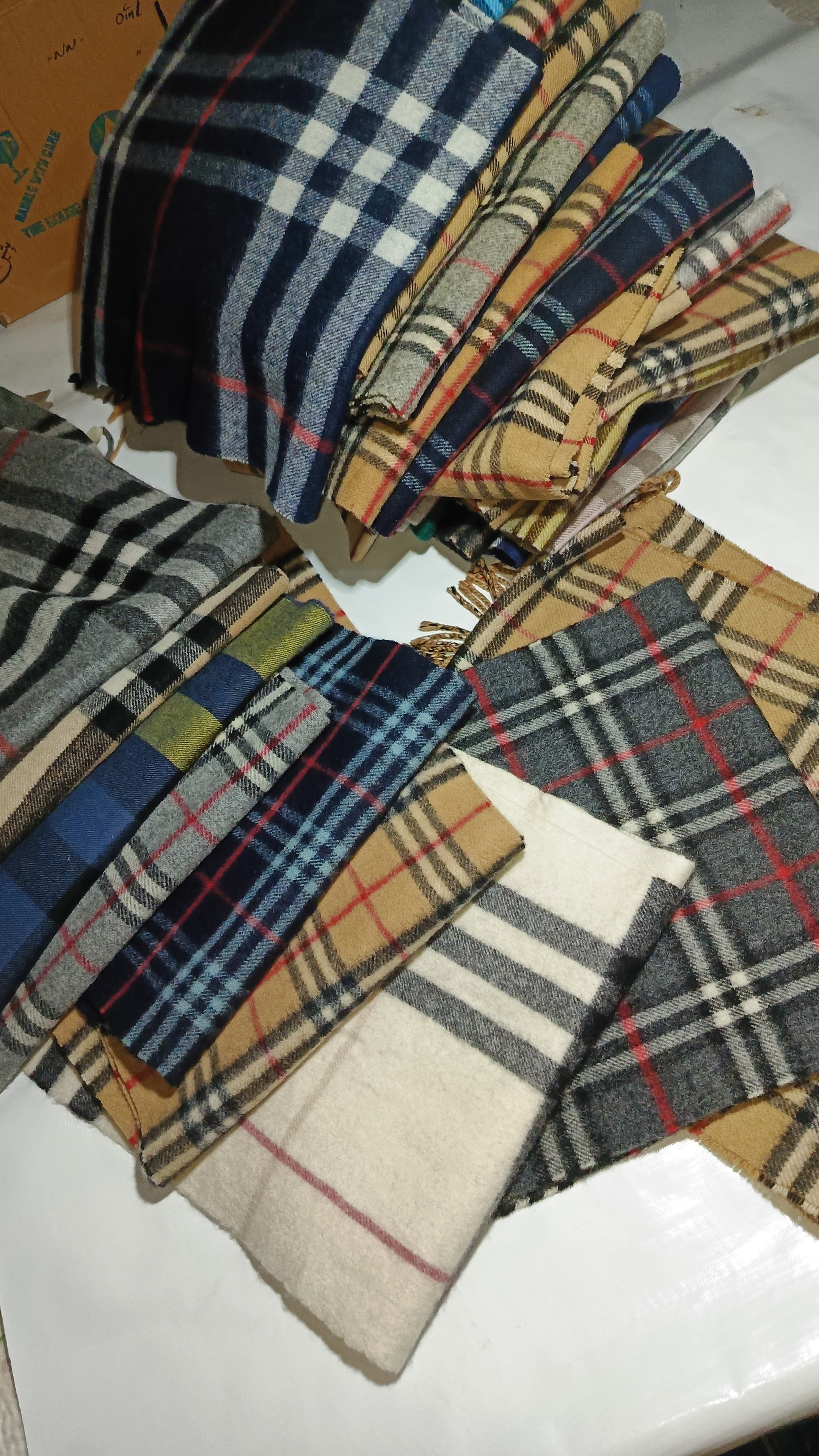 Authentic Burberry Cashmere Wool Scarves 🧣 10/10