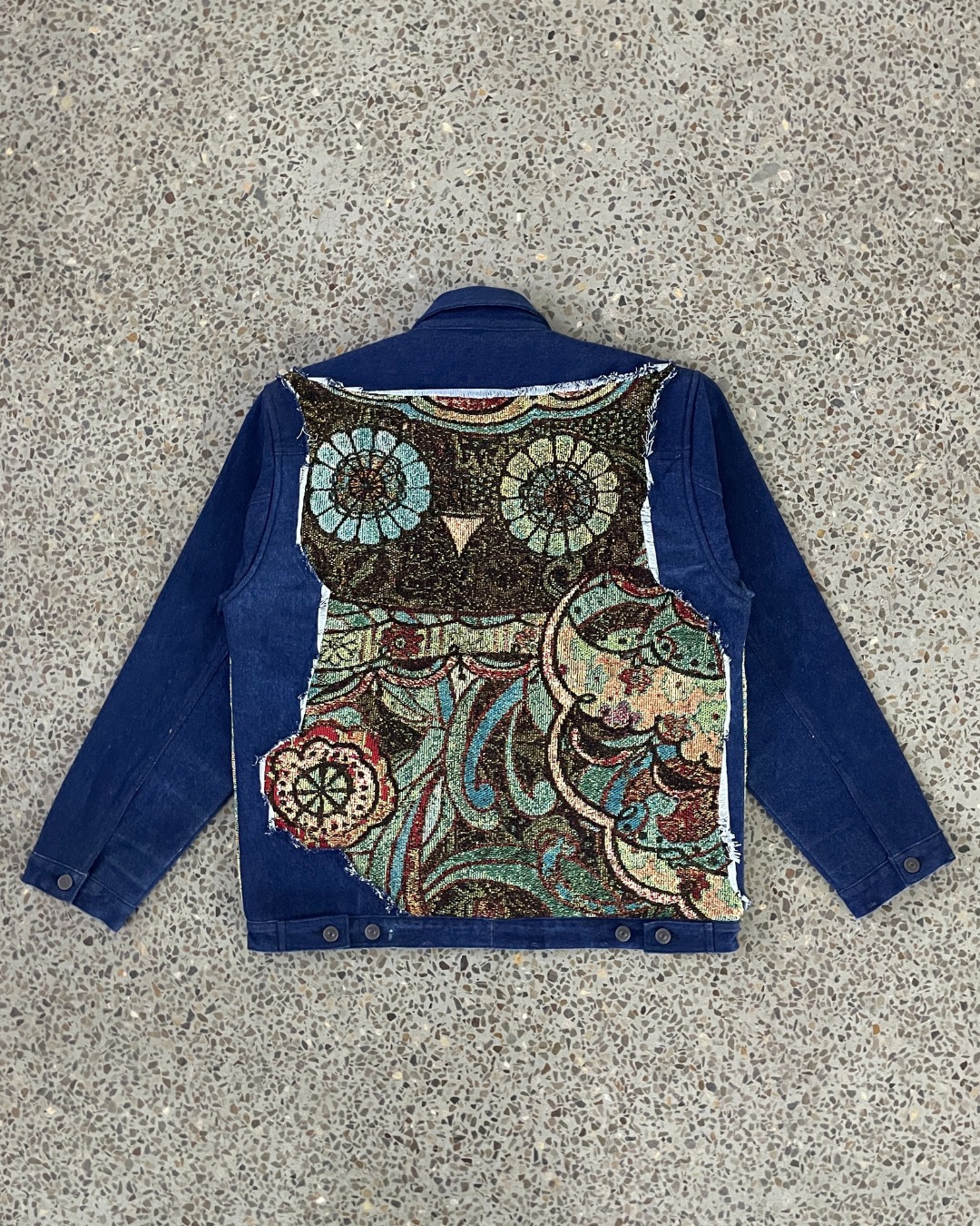 Veste en jean avec motifs de tapisserie recyclés